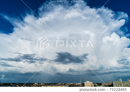 A huge guerrilla rainstorm cumulonimbus cloud developed over a residential area (photographed in the summer of 2020) A huge guerrilla rainstorm cumulonimbus cloud developed over a residential area (photographed in the summer of 2020) 73228465