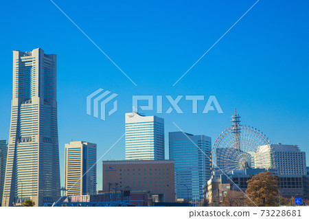 [神奈川縣橫濱市]藍天和未來港區的城市風光 73228681