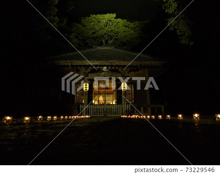 夜森林中的寶井神社，奇妙的燈光，水平位置 73229546