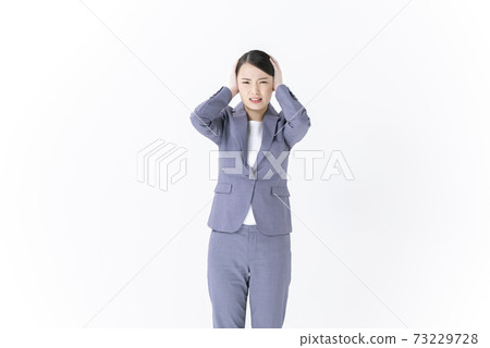 閉上她的耳朵的年輕商業女人 73229728