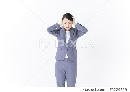 閉上她的耳朵的年輕商業女人 閉上她的耳朵的年輕商業女人 73229729