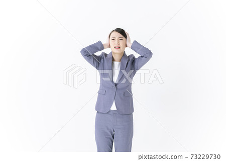 閉上她的耳朵的年輕商業女人 73229730