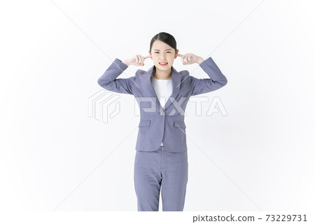 閉上她的耳朵的年輕商業女人 閉上她的耳朵的年輕商業女人 73229731
