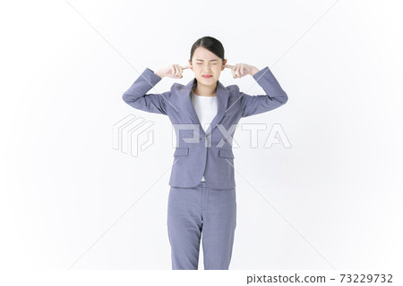 閉上她的耳朵的年輕商業女人 閉上她的耳朵的年輕商業女人 73229732
