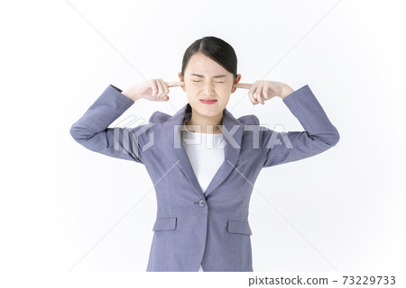 閉上她的耳朵的年輕商業女人 閉上她的耳朵的年輕商業女人 73229733