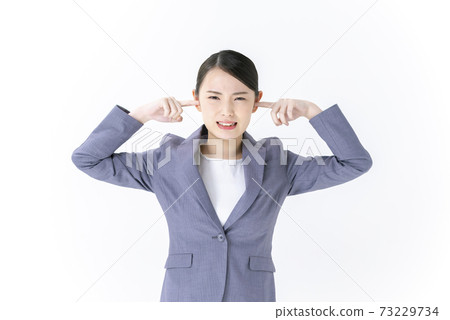 閉上她的耳朵的年輕商業女人 閉上她的耳朵的年輕商業女人 73229734