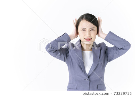 閉上她的耳朵的年輕商業女人 閉上她的耳朵的年輕商業女人 73229735