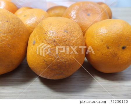 Withered mandarin oranges that have begun to hurt Withered mandarin oranges that have begun to hurt 73230150