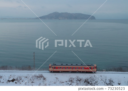 斗南魚柳火鐵道KIHA40系柴油列車(國鐵特快配色)以冰冷的函館灣為背景行駛_照片拍攝於2020/12/27 斗南魚柳火鐵道KIHA40系柴油列車(國鐵特快配色)以冰冷的函館灣為背景行駛_照片拍攝於2020/12/27 73230523