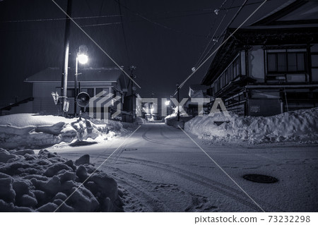 冬季鄉村小鎮的夜晚 73232298