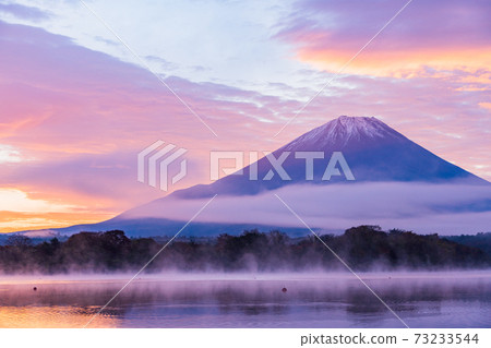 （山梨縣）富士山，被日出雲霧籠罩的湖 73233544