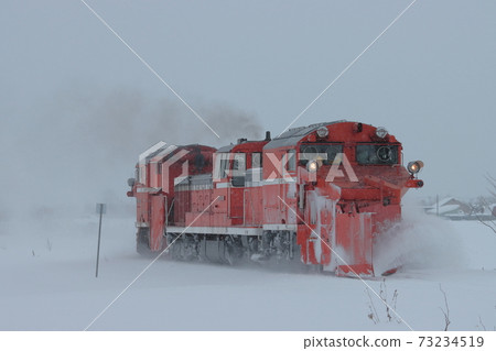 A snow-clearing train (Snow 351) on the Soya Main Line clearing snow in the snowy world. Photographed on December 29, 2020 73234519