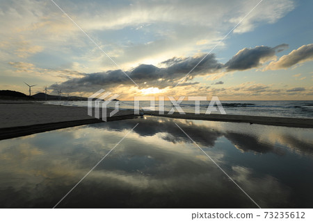 日落之前，夕陽的天空和反射的水面（日本島根縣伊豆） 73235612