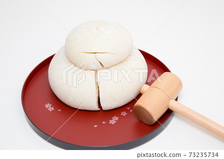Kagamibiraki (kagamimochi and wooden mallet) Kagamibiraki (kagamimochi and wooden mallet) 73235734