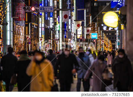 日本的東京都市風景緊急申報。東京的感染人數是2,447，是有史以來最高的。東京/銀座... = 1月7日 73237685