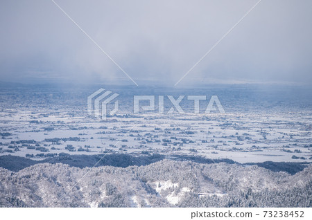 1月在立山徒步滑雪勝地拍攝的富山平原 73238452
