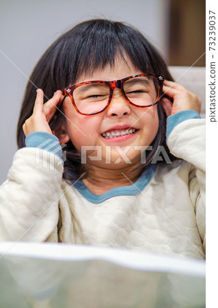 Image of a girl wearing glasses 73239037