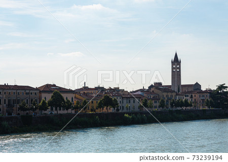 從意大利維羅納的斯卡蓋格羅橋的視圖 從意大利維羅納的斯卡蓋格羅橋的視圖 73239194