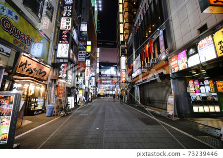 日本的東京都市風景緊急申報。東京的感染人數是2,447，是有史以來最高的。歌舞uki町... = 1月7日 73239446