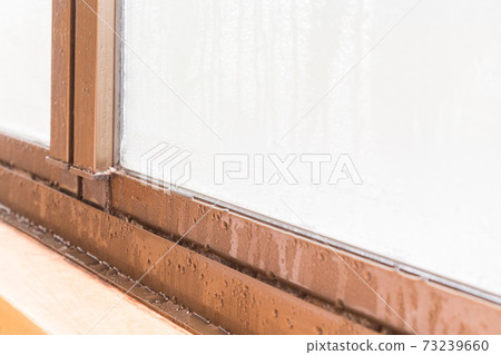 Condensation on the window 73239660