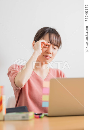 Young woman with itchy eyes due to hay fever Young woman with itchy eyes due to hay fever 73240172
