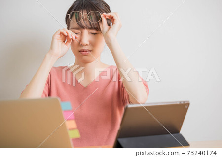 Young woman with itchy eyes due to hay fever Young woman with itchy eyes due to hay fever 73240174