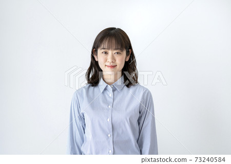 Portrait of smiling young woman 73240584