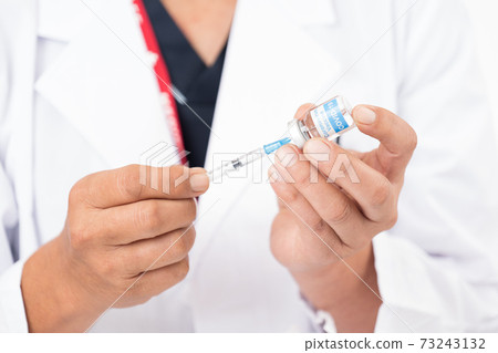Image of the new corona vaccine that doctors have in their hands Image of the new corona vaccine that doctors have in their hands 73243132