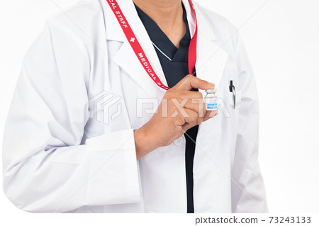Image of the new corona vaccine that doctors have in their hands 73243133