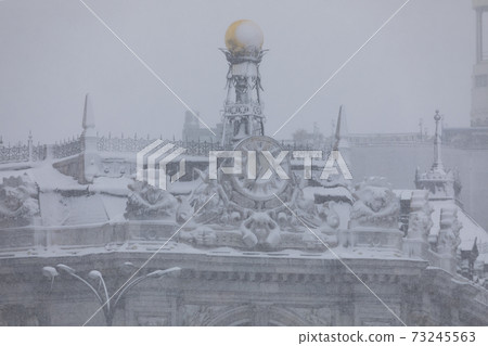 Bank of Spain clock frozen in Madrid. Bank of Spain clock frozen in Madrid. 73245563