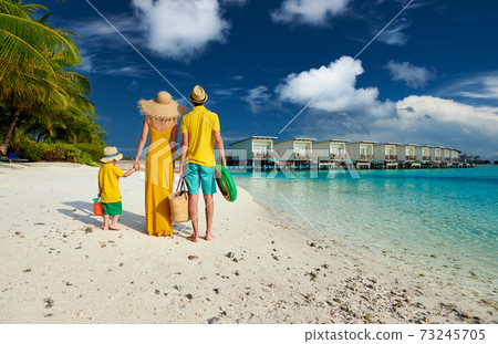 Family with three year old boy on beach 73245705