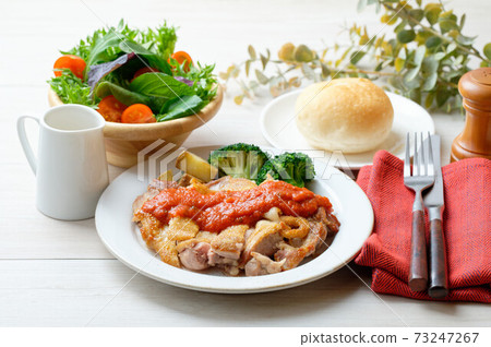 Chicken thigh chicken steak, crispy sautéed chicken. 73247267