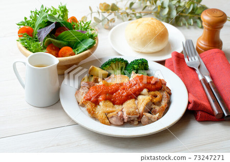Chicken thigh chicken steak, crispy sautéed chicken. Chicken thigh chicken steak, crispy sautéed chicken. 73247271