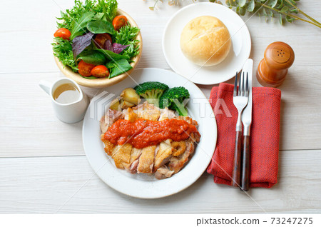 Chicken thigh chicken steak, crispy sautéed chicken. 73247275