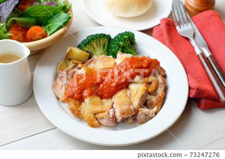 Chicken thigh chicken steak, crispy sautéed chicken. 73247276