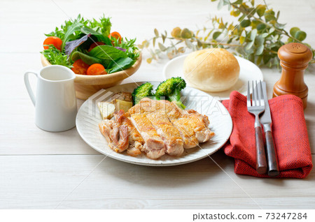 雞大腿雞肉牛排，脆皮雞醬。 73247284