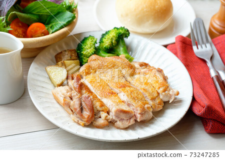 Chicken thigh chicken steak, crispy sautéed chicken. 73247285