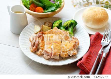 Chicken thigh chicken steak, crispy sautéed chicken. 73247286