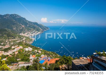 從意大利阿馬爾菲海岸的拉韋洛的頂部查看 73248355