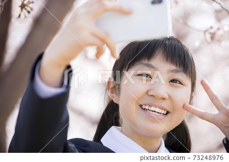 初中生用智能手機從小學入學圖片畢業自畫像 73248976