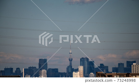 日本的東京都市風景緊急申報。 “城市封鎖”。令人毛骨悚然的影響。黑色摩天大樓... = 1月9日 73248998