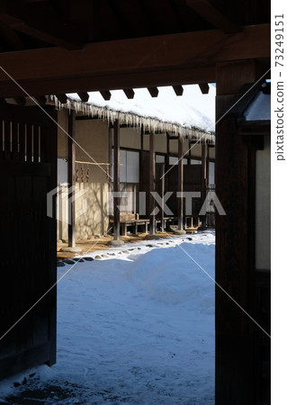 江戶時代中期的武士住宅（雪景） 73249151