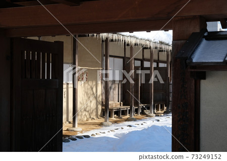 江戶時代中期的武士住宅(雪景) 江戶時代中期的武士住宅(雪景) 73249152
