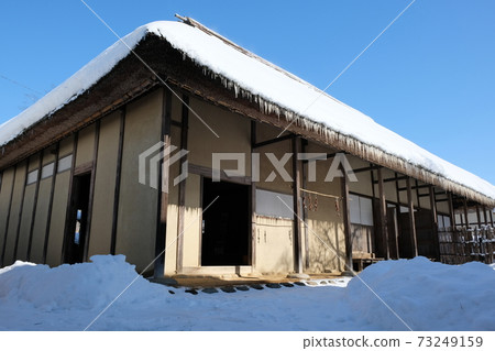 江戶時代中期的武士住宅（雪景） 73249159