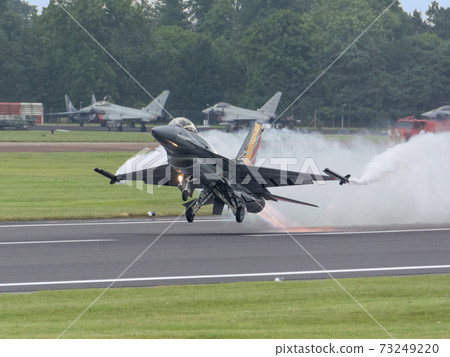 比利時空軍F-16AM表演隊起飛 73249220