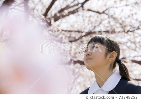 小學入學映像初中生畢業 小學入學映像初中生畢業 73249252