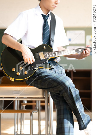彈吉他的高中男孩 73249273