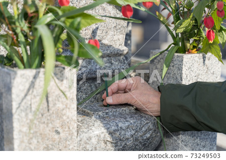 參觀墳墓並加香 73249503