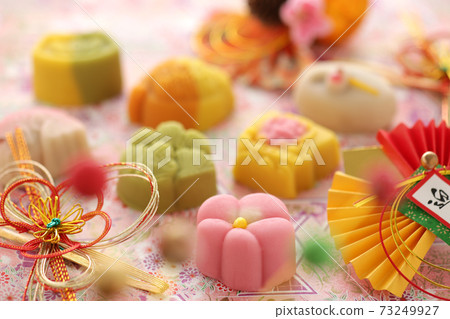日本傳統慶典和禮物糖果 日本傳統慶典和禮物糖果 73249927