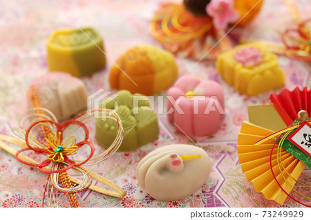 日本傳統慶典和禮物糖果 日本傳統慶典和禮物糖果 73249929